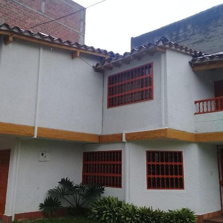 Casa Hotel Palmas Del Estadio 2 Меделин Екстериор снимка
